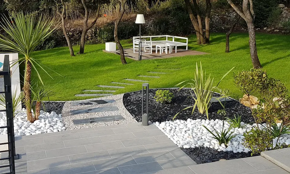 • Création & Entretien d'espace verts •